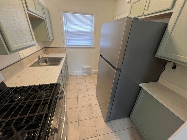 Building Photo - Spacious 2 bedroom townhome