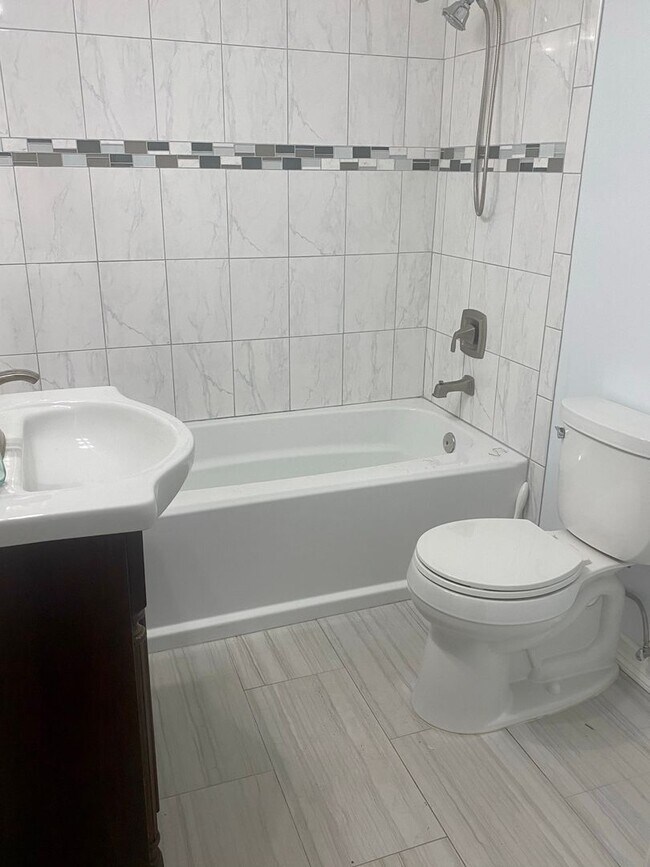 Building Photo - Euclid/Woodlawn Roommate Dream 4/3 home