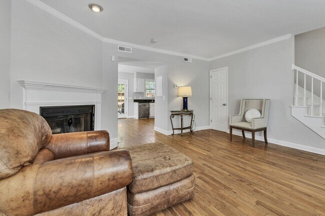 Building Photo - Amazing 2BE/2.5BA duplex in the heart of Belmont & Hillsboro Village!