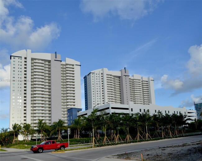Building Photo - 15051 Royal Oaks Ln