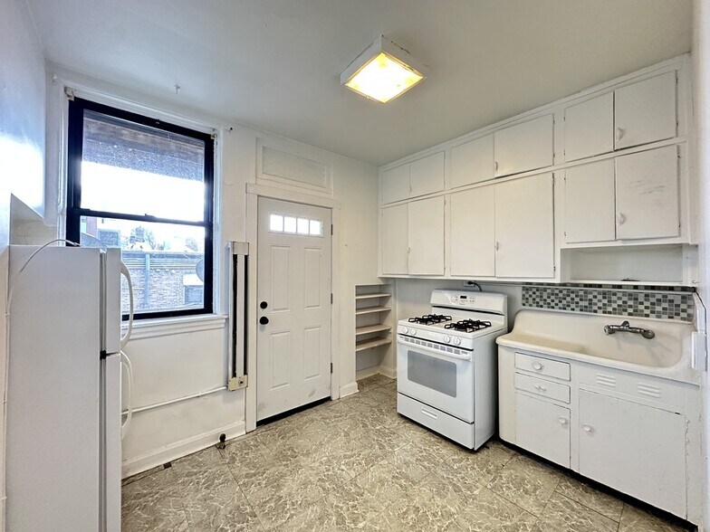 Building Photo - 4333 N Wolcott Ave