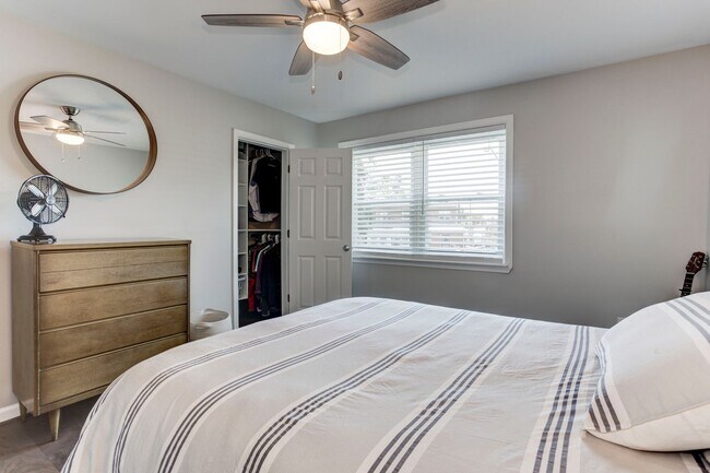 Building Photo - Trinidad Rowhome | 2 Bed | 1 Bath | 800 Sf | Large Fenced-In Front Porch & Fenced-in Backyard | 2...