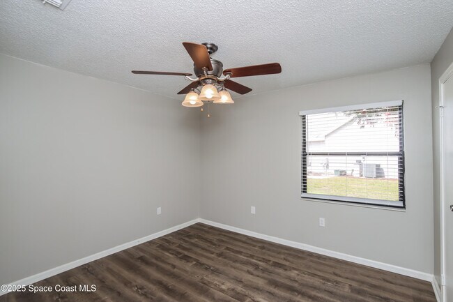 Building Photo - 1228 Sleepy Hollow Ln