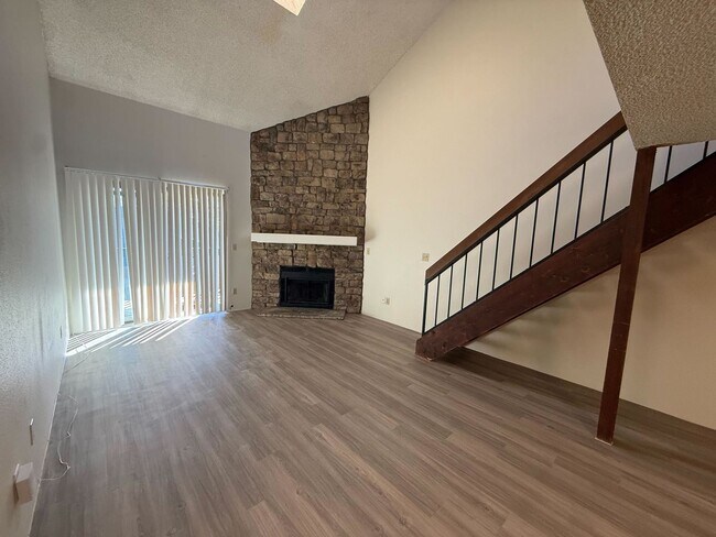 Building Photo - 2 Bedroom 1 Bath with Loft Available NOW!!...