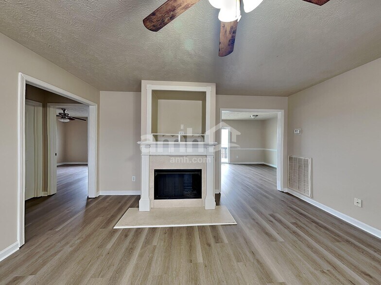 Building Photo - 403 Wooded Valley Ct