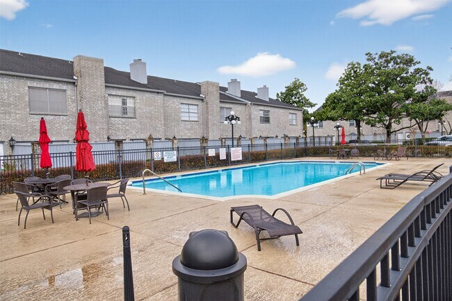 Building Photo - 562 Wilcrest Dr