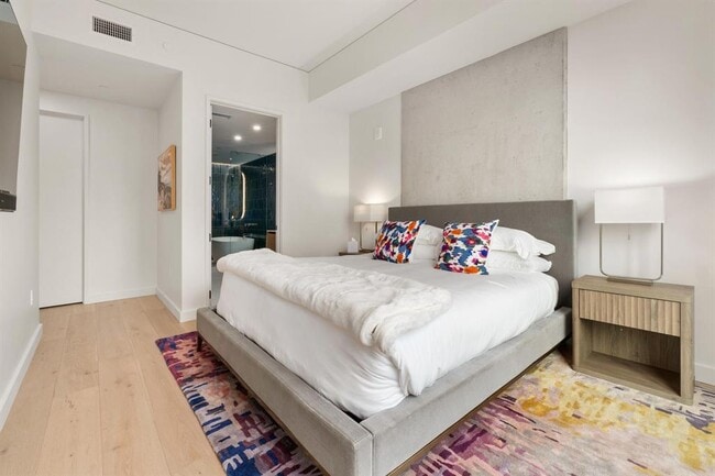 Building Photo - 610 Davis St