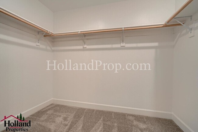 Building Photo - Luxurious South Hillsboro Home with a Fenced Backyard!