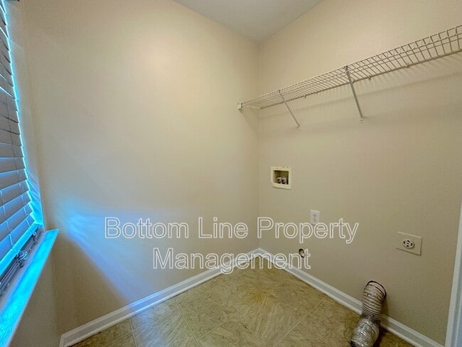 Building Photo - 3227 Lake Dr