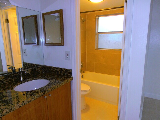 Building Photo - 877 Twin Lakes Dr