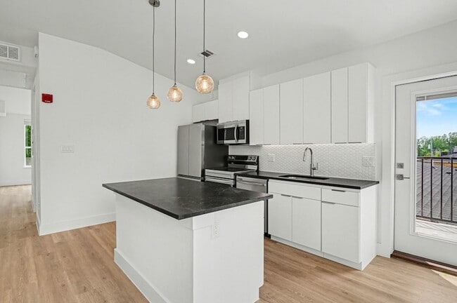 Building Photo - 2217 N Fitzhugh Ave