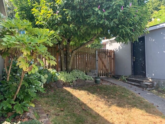 Building Photo - Remodeled 2 Bedroom Duplex Home in Magnolia
