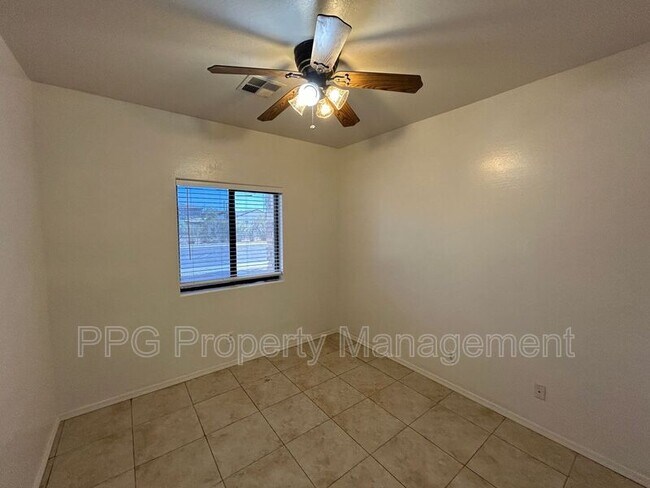 Building Photo - 15601 N Verde St
