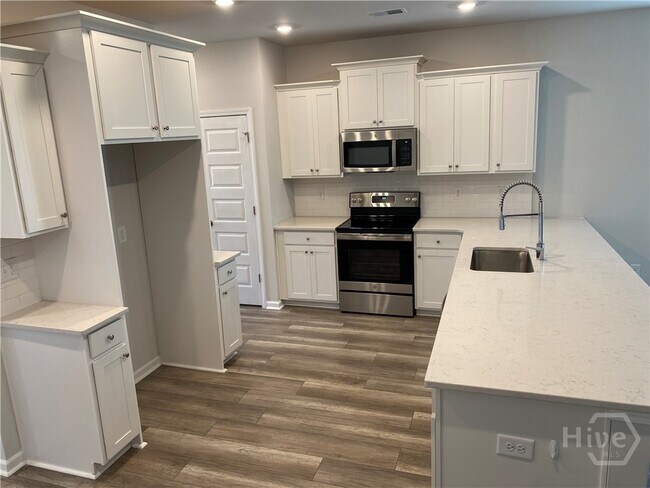 Building Photo - 145 Binscombe Ln