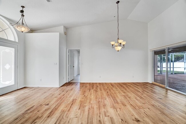 Building Photo - 513 SE Cliff Rd