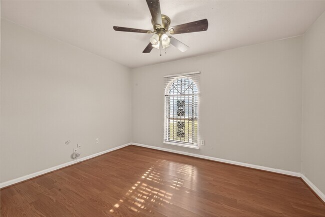 Building Photo - 6206 Homeview Dr