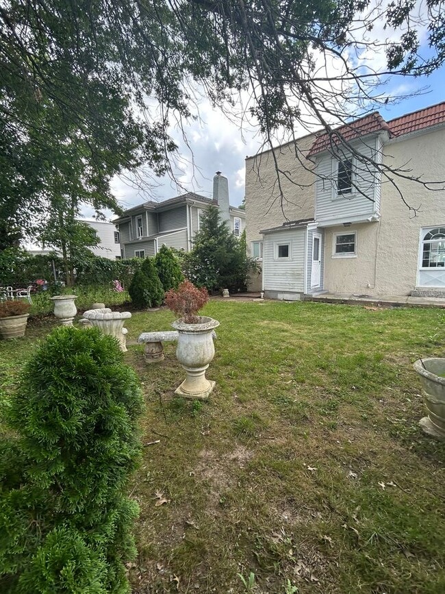 Building Photo - 936 Parkside Ave.