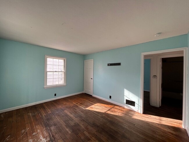 Building Photo - ** Move in Special ** Spacious 3-Bedroom, 2-Bathroom Home – Accepting Section 8 – $1,175/Month