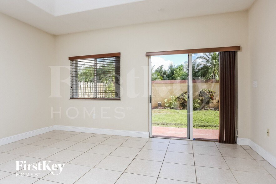 Building Photo - 213 SW 15th Pl