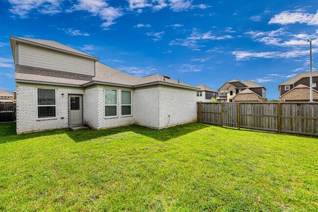 Building Photo - 5462 Grand View Dr