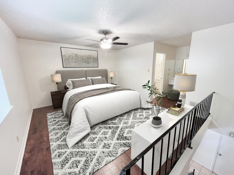 Open floor plan with extra vanity - 2802 Westhill Dr