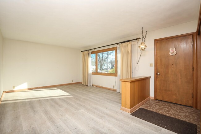 Building Photo - 1705 Elmwood Dr