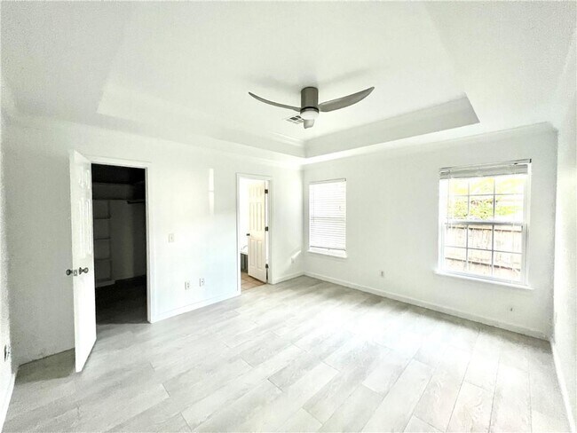 Building Photo - 902 SW Navajo Dr