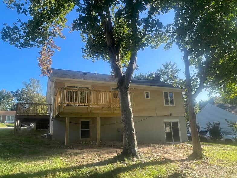 Building Photo - 221 Fallsway Ln