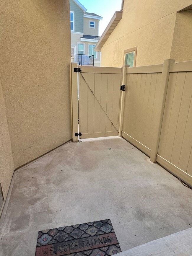 Building Photo - PRICE REDUCED:  LG 4-BED TOWNHOUSE NOW $1,995