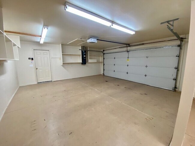Building Photo - SPACIOUS HOME FOR RENT!