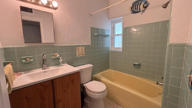 Building Photo - Charming Old Florida-Style Pool Home for Rent!