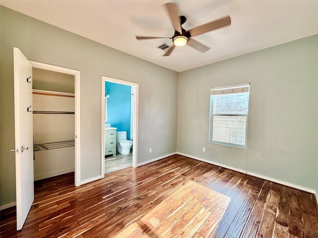 Building Photo - 608 W Drew St