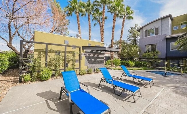 Building Photo - Unique condo with rooftop Strip Views and modern amenities.