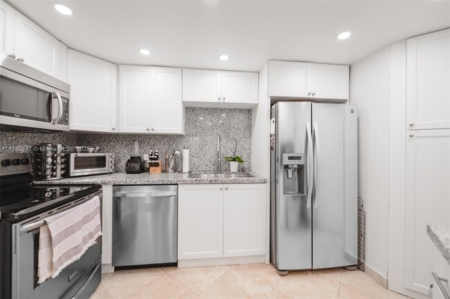 Building Photo - 905 Brickell Bay Dr