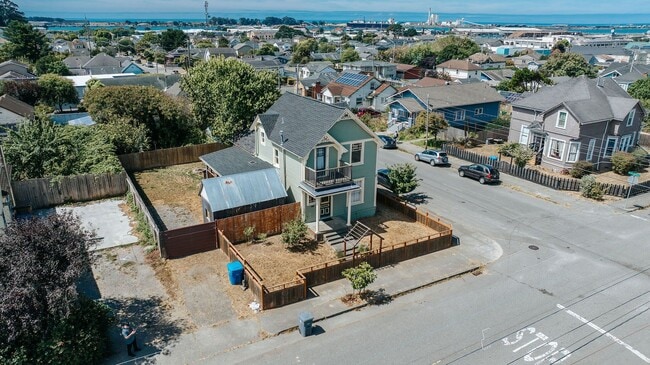 Building Photo - Charming 3-Bedroom Victorian Home in the H...
