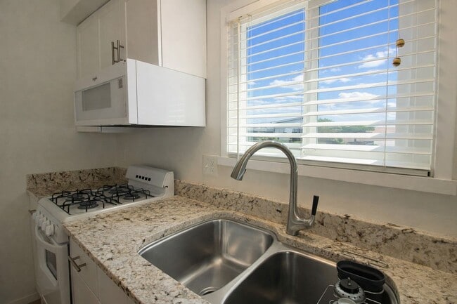 Building Photo - 2067-2071 Story St