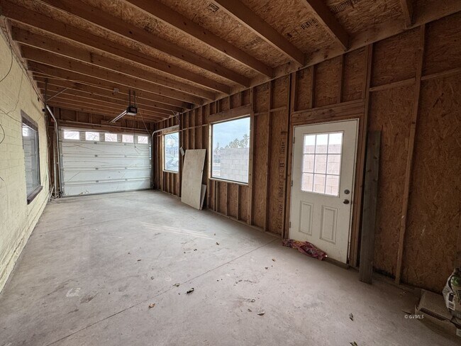 Building Photo - 419 E 7th St