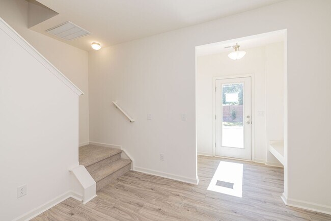 Building Photo - Beautiful Modern 2-Bedroom Townhome - APRIL MOVE IN