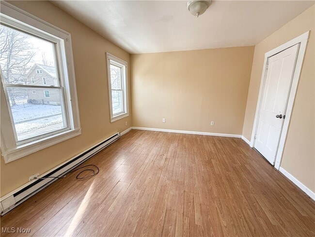 Building Photo - 153 N Sycamore St