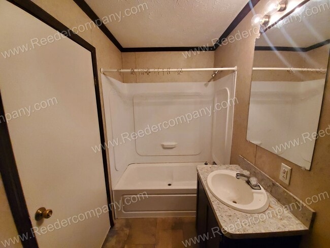 Building Photo - 3 bedroom house