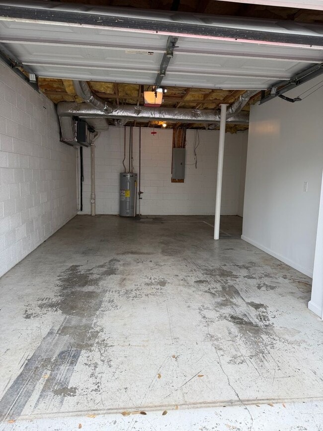 Building Photo - Spacious 2-Bedroom Townhouse with Garage