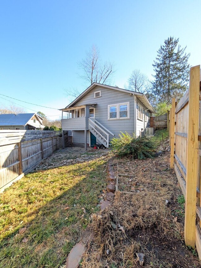 Building Photo - West Asheville Bungalow!