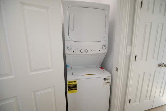 Building Photo - 836 N Parkside Ave