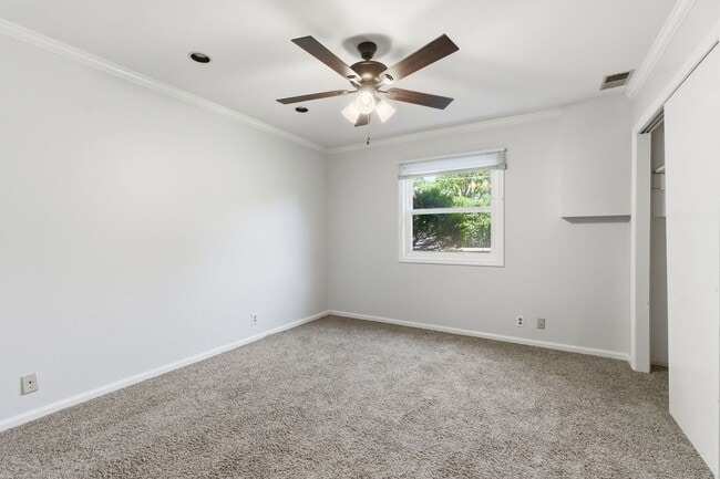 Building Photo - Updated condo in the heart of Green Hills!