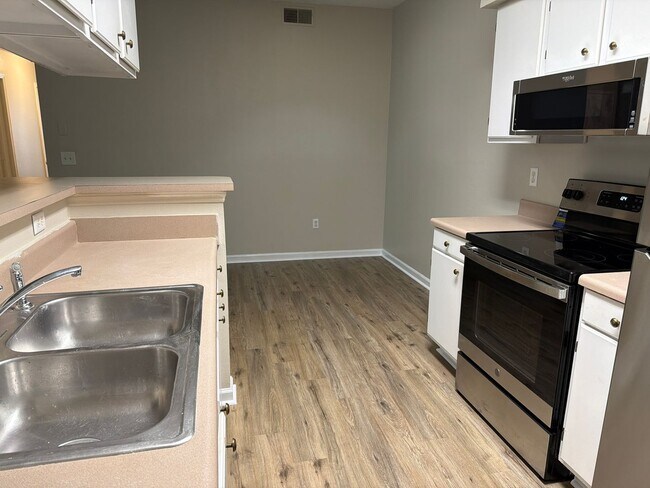 Building Photo - Three Bedroom Updated First Floor Condo at The Legends