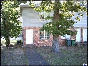 Building Photo - 1805 Sanford Dr