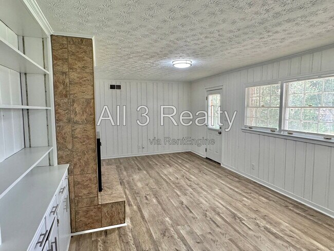 Building Photo - 2557 Woodley Rd