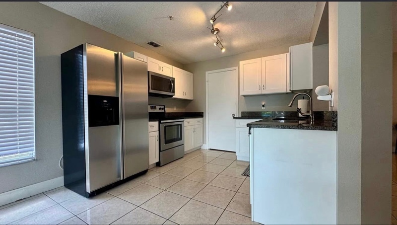 Building Photo - 9683 Hollyhill Dr