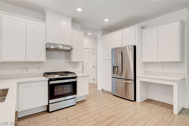 Building Photo - 5730 Sky Pointe Dr