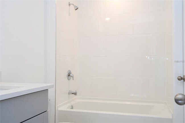 Building Photo - Elegant & Comfortable Home with Granite Kitchen in Prime St. Cloud Location